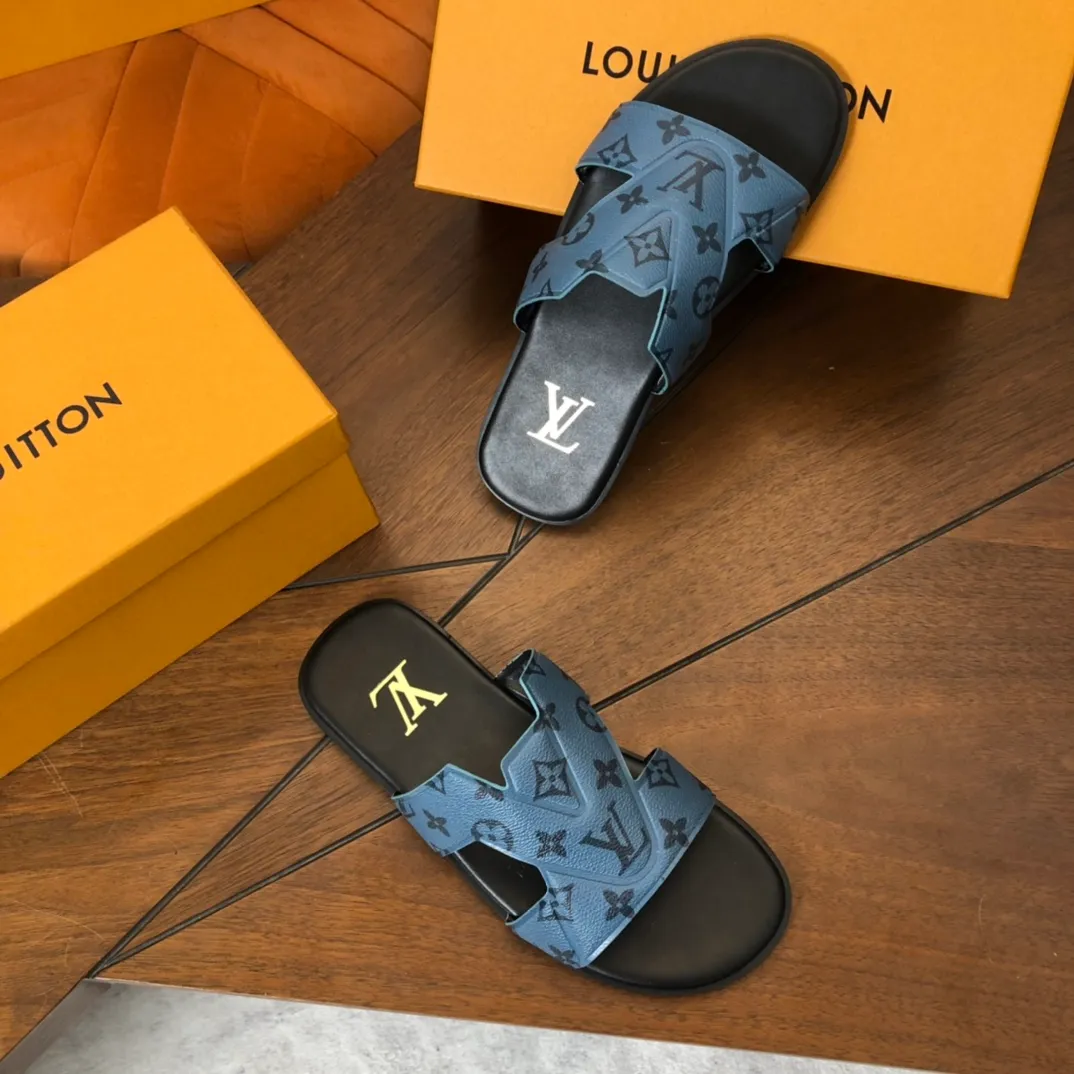 Factory price: 270💰LV counters are selling new brand luxury men's slippers, casual, loose and comfortable. The must-have model in the picture above [Happy][Happy], multiple colors available Size: 38-44, customized 45